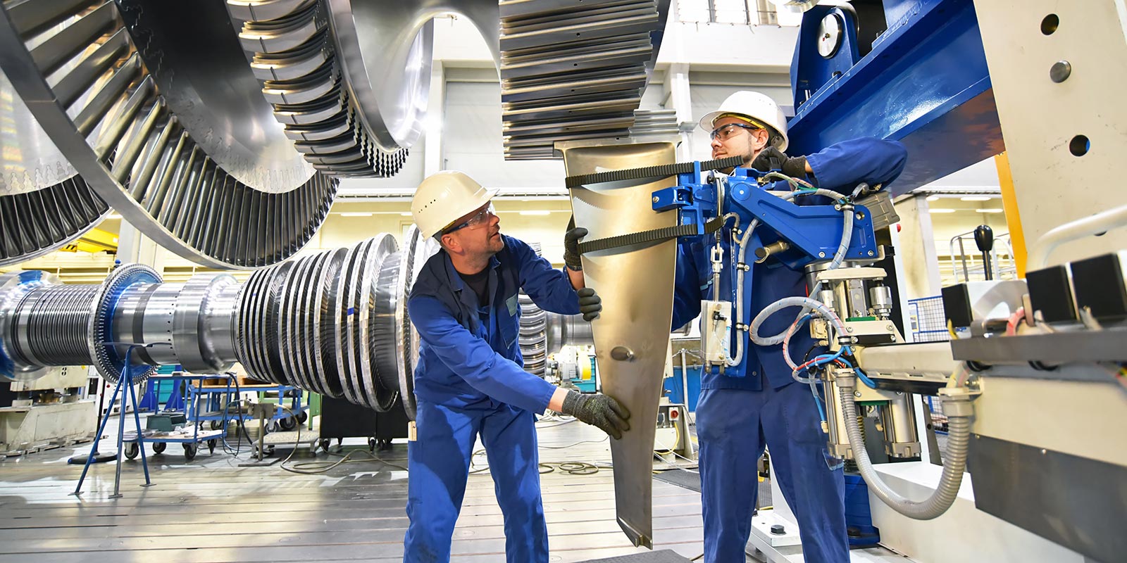 zwei Industriearbeiter in einer Halle mit Menerga Lüftungssystem